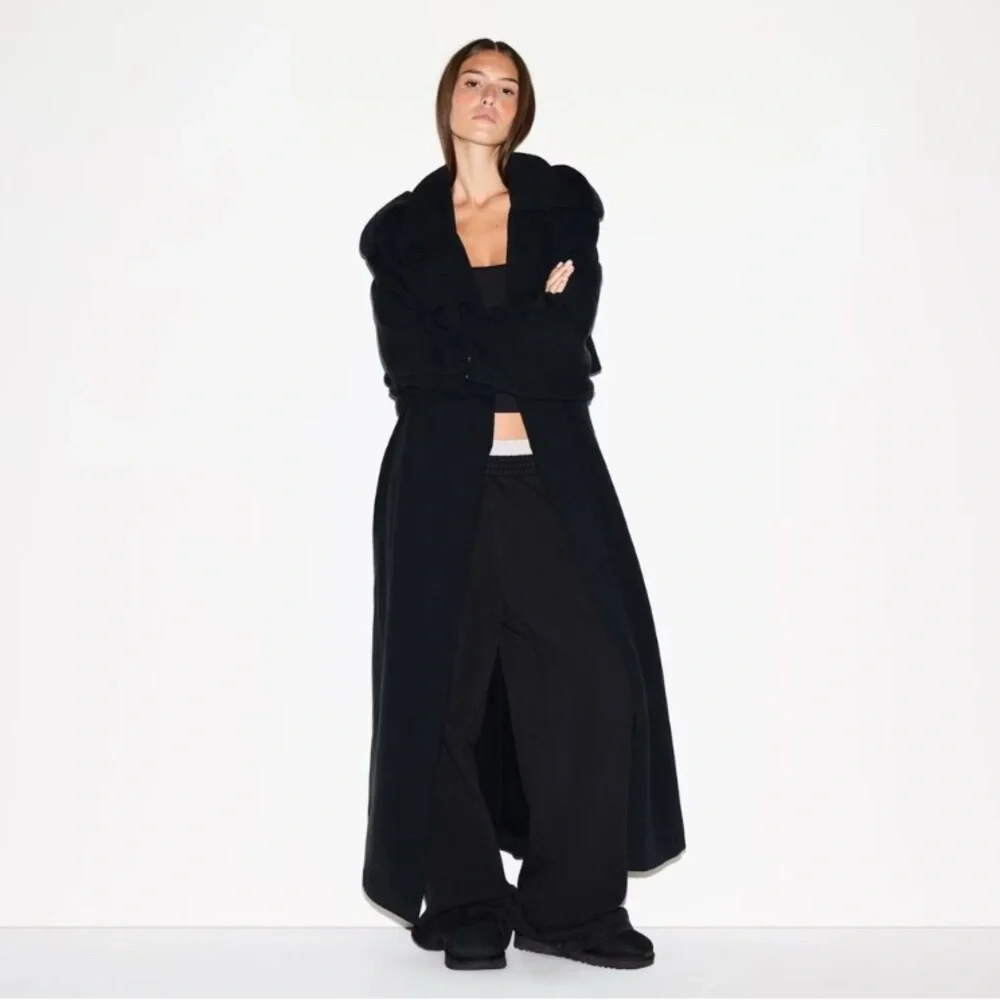 SKIMS Long Black Trench Coat - Picture 5 of 5